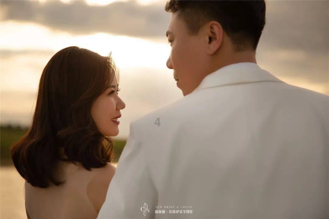 独居父亲零下10度站在村口，等远嫁女儿和女婿回家。女儿：他只要看见有车灯亮了，就在门口等一会儿